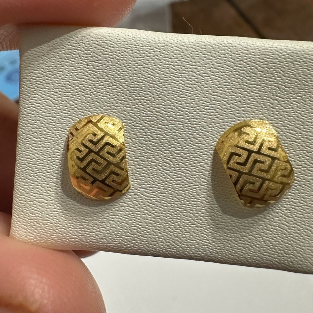 18 karat Gold (not plated) screw type earrings